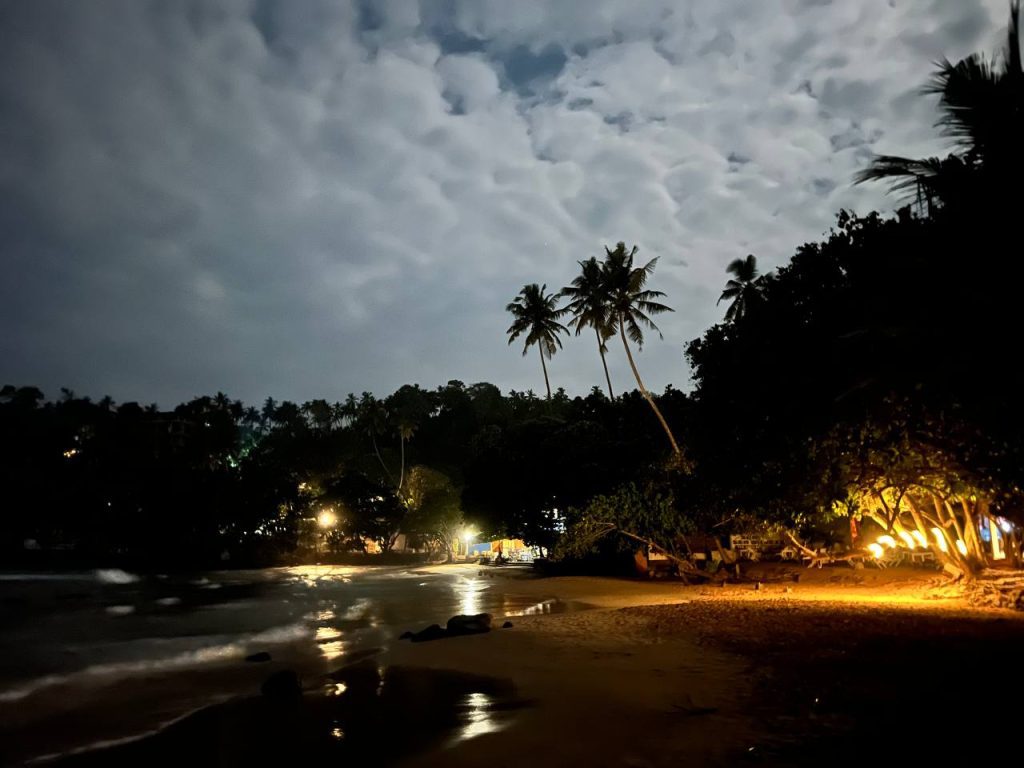 ساحل میریسا در شب