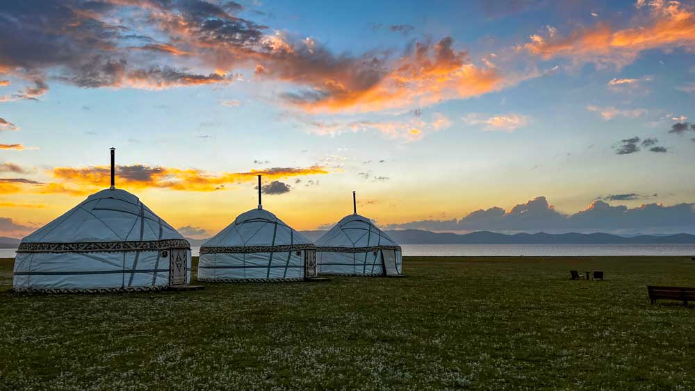 بهترین جاهای دیدنی قرقیزستان یورت در کنار دریاچه سونگ کول