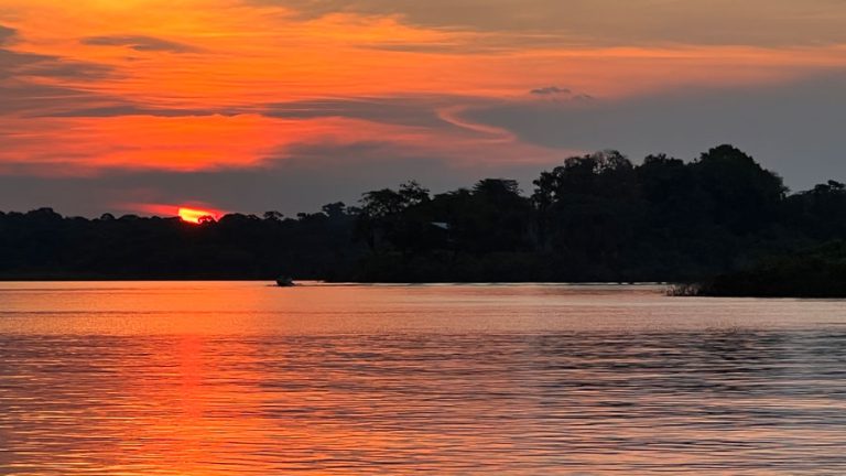 غروب آفتاب در رودخانه آمازون sunset in Amazon