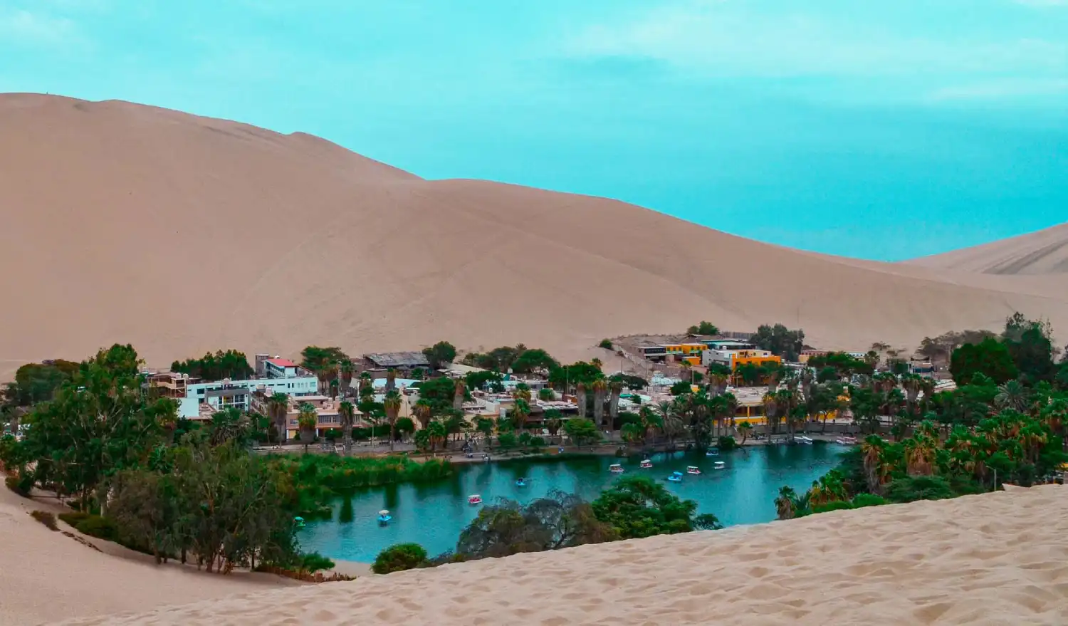 روستای هواکاچینا (Huacachina) در بیابان‌های پرو 