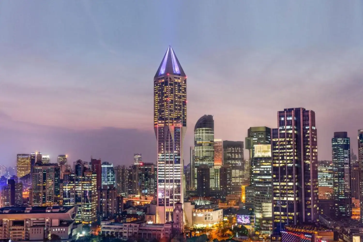 هتل جی‌دبلیو ماریوت شانگهای در میدان تومارو (JW Marriott Hotel Shanghai at Tomorrow Square)
