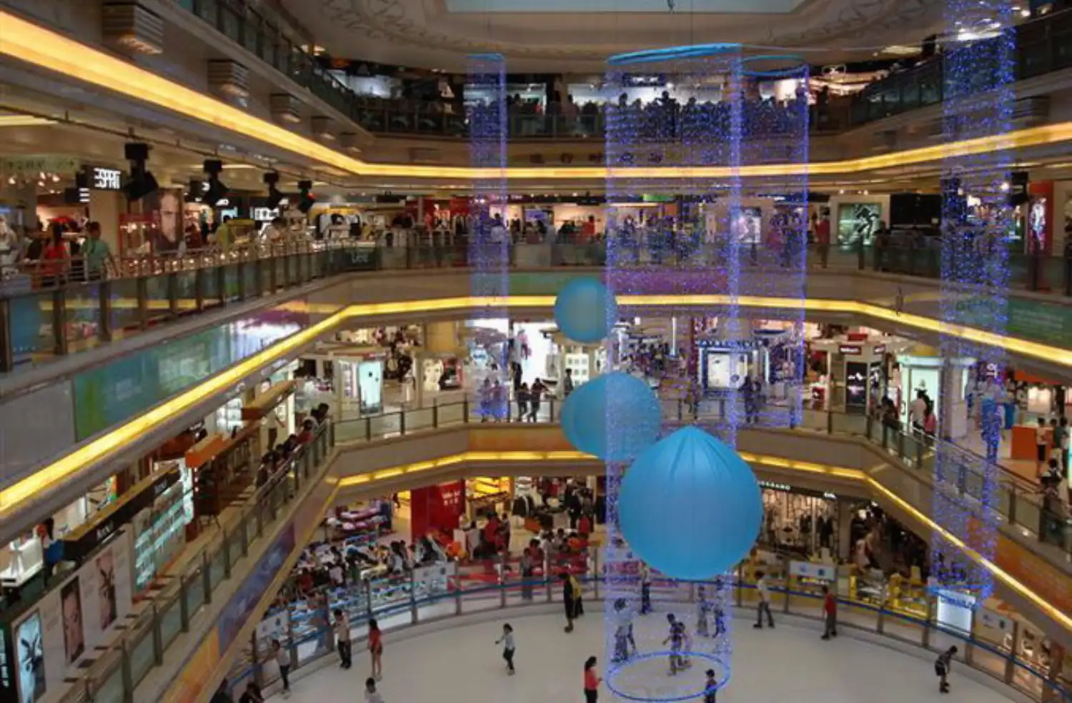مرکز خرید نیو ورلد (New World Shopping Mall)