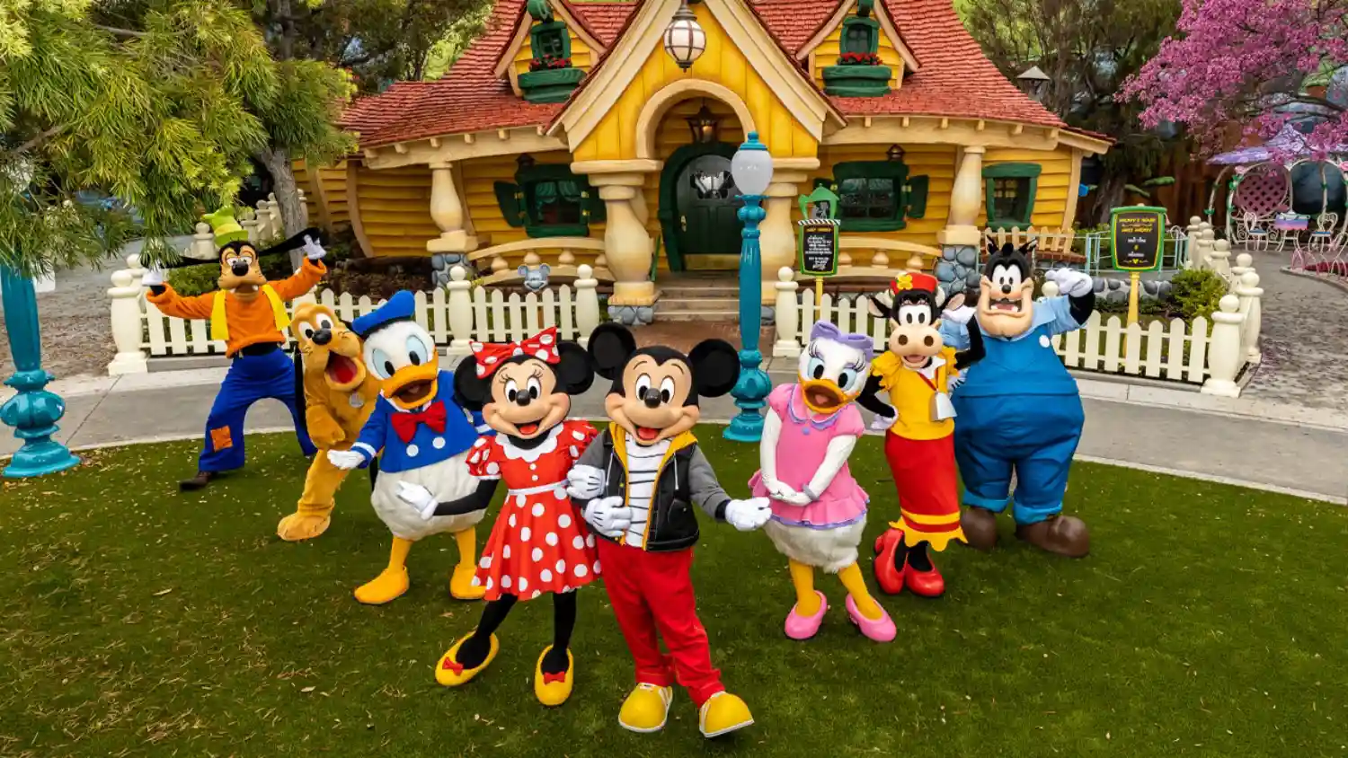 سفر میکی موس و دوستانش به دور چین (Mickey & Friends Travel Around China) در بخش Disney Town