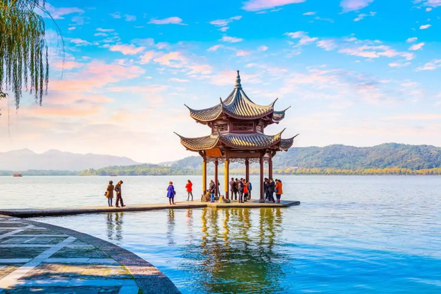 دریاچه غربی (West Lake)