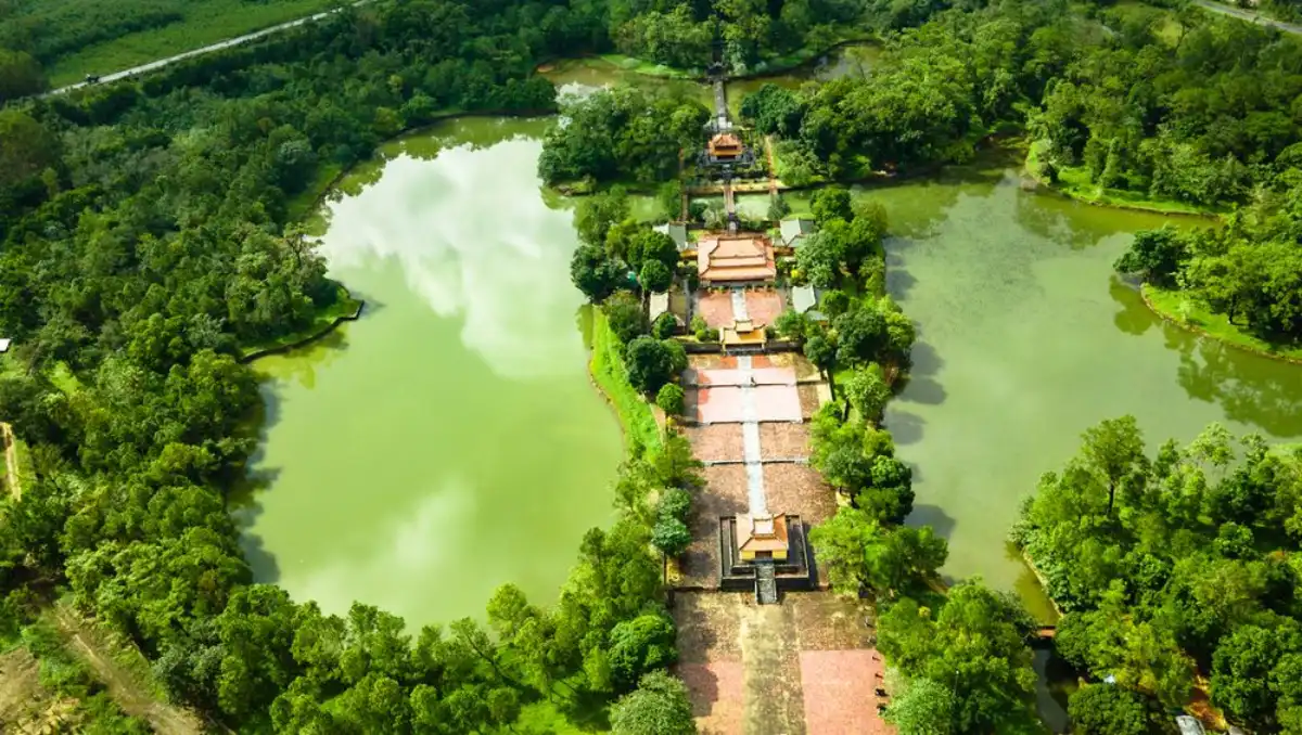 مقبره مین منگ (Tomb of Minh Mang)